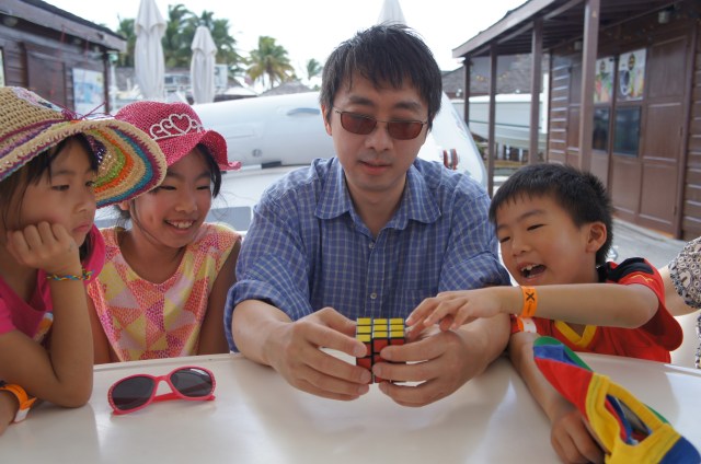 Showing kids how the Rubik's cube is solved, before the catamaran departed for our snorkeling trip