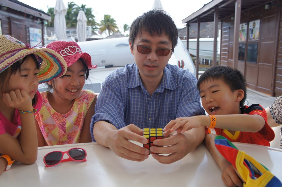 Showing kids how the Rubik's cube is solved, before the catamaran departed for our snorkeling trip