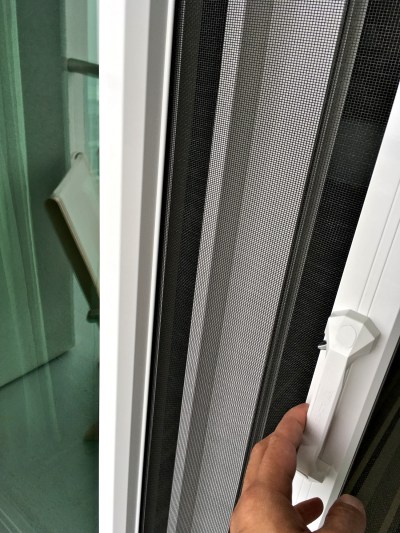 Retractable screen door