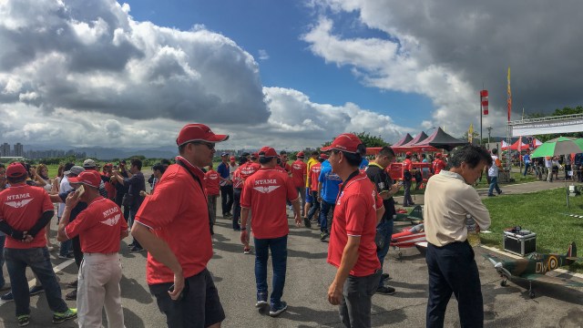 The tarmac on the day of event swarming with fellow flyers from all over Taiwan