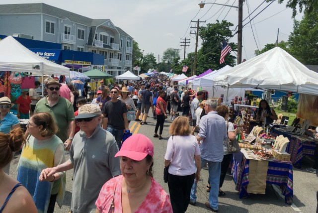 Folks start to arrive at HarborFest