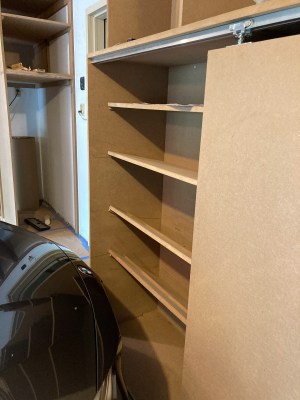 Progressive inclinations are prescribed for shoe shelves, for ease of inspection standing up