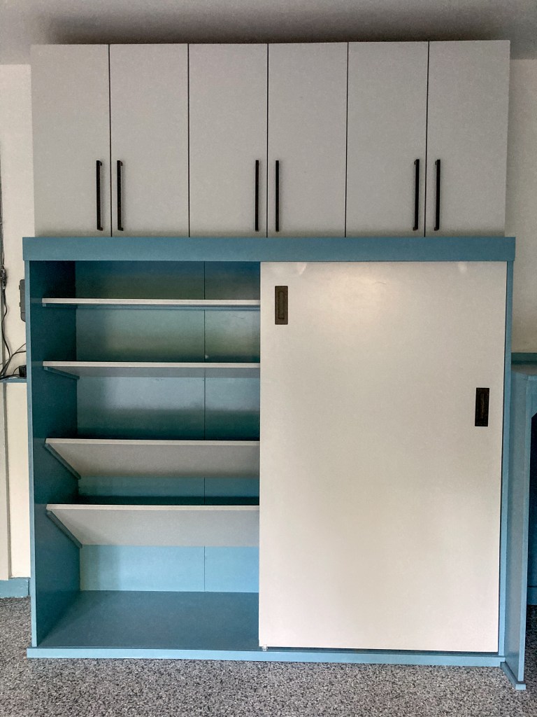 The finished shoe cabinet