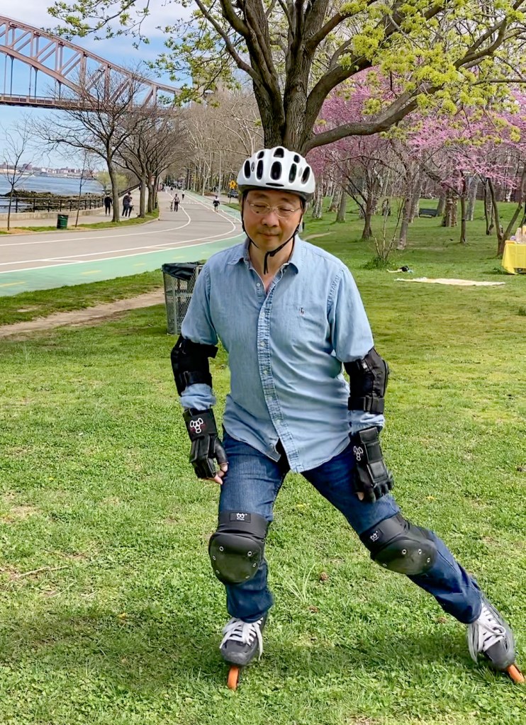 Squatting posture affords a skater a far reach with his non-gliding skate