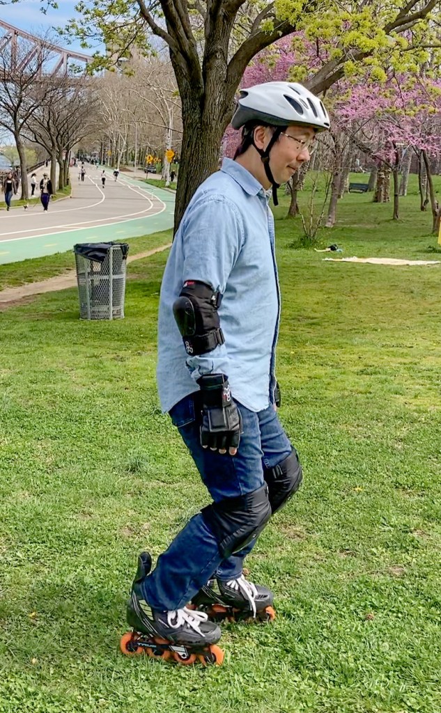Proper squatting posture for inline skating where both knees and ankles are bent, and the upper body has an average center of mass right above skates