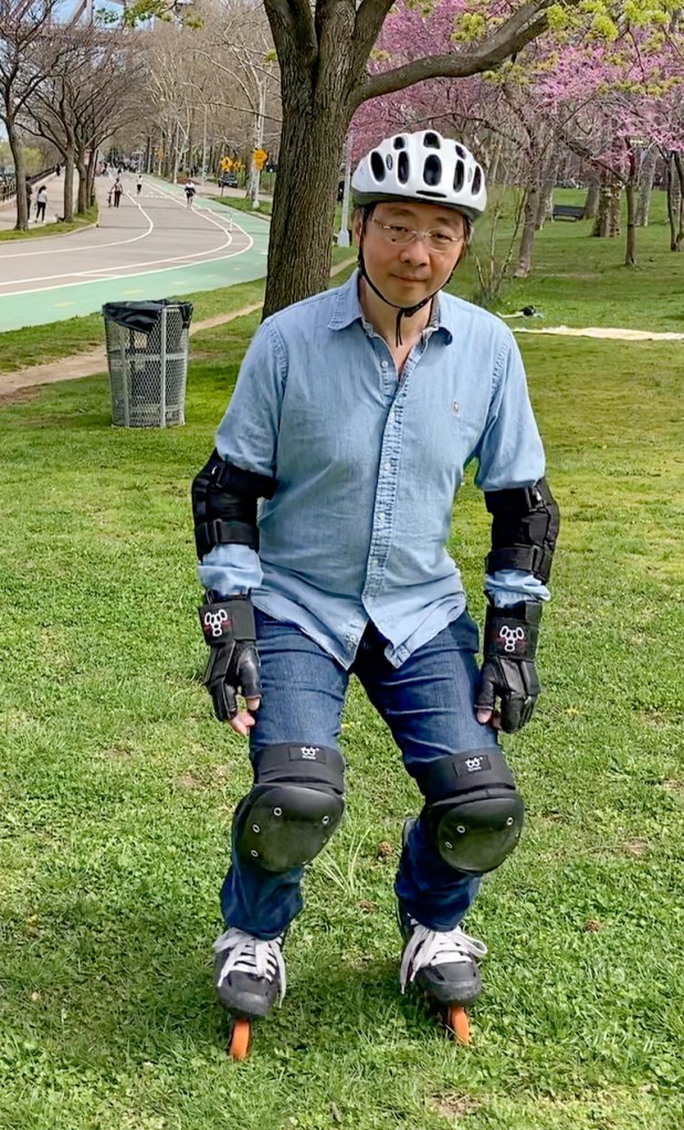 Proper squatting posture for inline skating where both knees and ankles are bent, and the upper body has an average center of mass right above skates